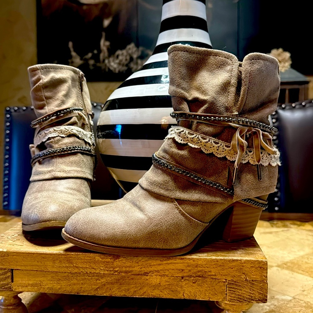 Fedora ankle boots with side zip and decorative ribbon and chain